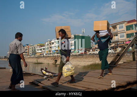 31.01.2017, mawlamyine, république de l'Union du Myanmar, en Asie - charge travailleurs produits sur un cargo à une jetée à mawlamyine. Banque D'Images