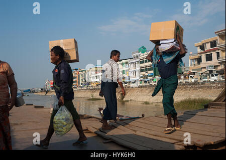 31.01.2017, Mawlamyine, République de l'Union du Myanmar, en Asie - charge Travailleurs produits sur un cargo à une jetée à Mawlamyine. Banque D'Images