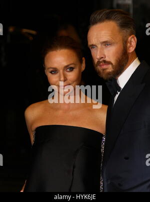 Stella McCartney et son mari Alasdhair Willis photographiés à l'extérieur de l'hôtel Savoy, Londres, le 27 novembre 2012. Page du portefeuille de Russell Moore. Banque D'Images