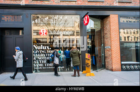 Un magasin lululemon athletica dans le Meatpacking District à New York le samedi 1 avril 2017. Lululemon a récemment annoncé une mauvaise première quart citant des mauvais choix de vêtements, plus précisément les vêtements que terne n'a pas inciter le consommateur. (© Richard B. Levine) Banque D'Images