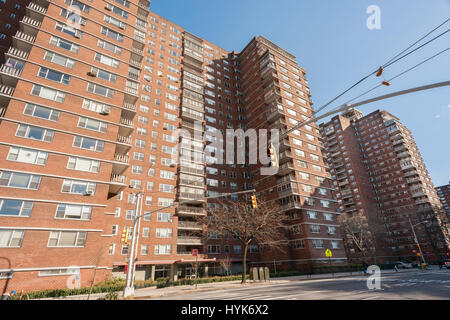 Un bâtiment dans le logement abordable, bloc Soviétique architecture évocatrice, Penn complexe du Sud dimanche à New York, le 2 avril 2017. (© Richard B. Levine) Banque D'Images