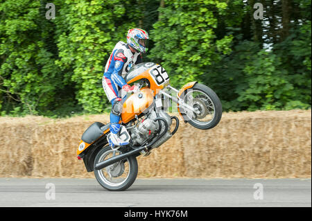 Goodwood, UK - 1 juillet 2012 : Champion du Monde Superbike Troy corser l'extraction d'un wheelie sur une moto BMW classique cours sur la colline à Goodwood en Juillet Banque D'Images