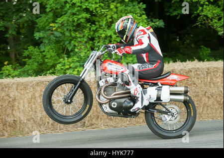 Goodwood, UK - 1 juillet 2012 : Champion du Monde Superbike James Toseland tirant une remorque classique sur une moto Harley Davidson XR750 cours sur la colline Banque D'Images