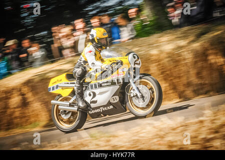 Goodwood, UK - 1 juillet, 2012 : Trois fois champion du monde moto 500cc Kenny Roberts sur sa Yamaha YZR500 classique équitation la colline à l'Goodw Banque D'Images