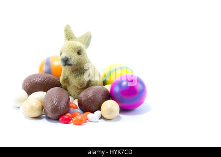 Lapin de Pâques avec différents types et couleurs des oeufs de pâques en chocolat et peint à la main les oeufs de poule isolée en fond blanc - fermer Banque D'Images