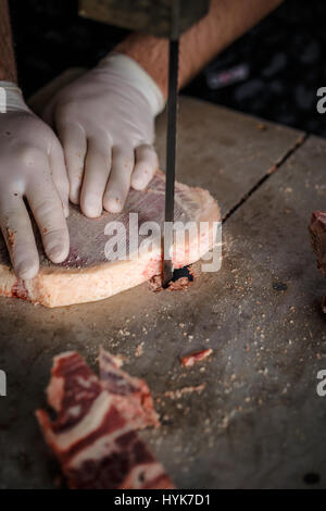 Découpage de la viande de boeuf est boucher sur artiglio par store Banque D'Images