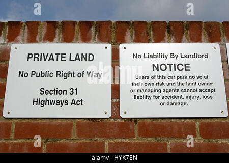 Des affiches indiquant les terres privées, aucun droit de passage public, l'article 31 de la loi sur les routes, et aucune responsabilité par le propriétaire du parc de voiture
