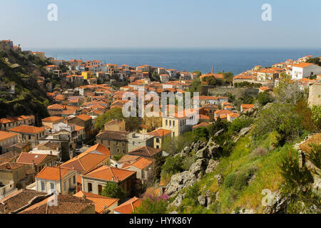 Le village côtier de Plomari, dans l'île de Lesbos, Grèce. Banque D'Images