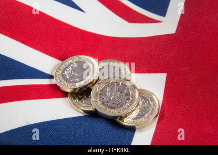 Nouveau 2016 £1 pièces livre placé sur une Union Jack flag Banque D'Images