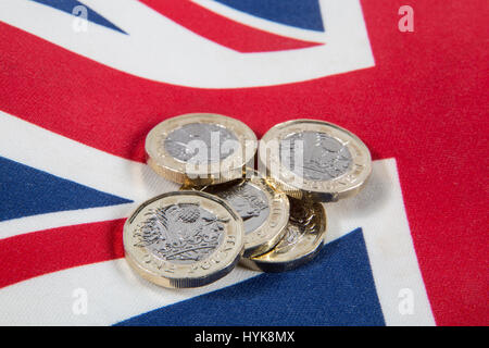 Nouveau 2016 £1 pièces livre placé sur une Union Jack flag Banque D'Images