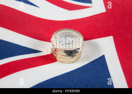 Nouveau 2016 £1 pièces livre placé sur une Union Jack flag Banque D'Images