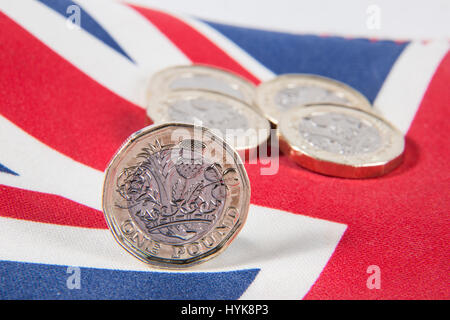 Nouveau 2016 £1 pièces livre placé sur une Union Jack flag Banque D'Images