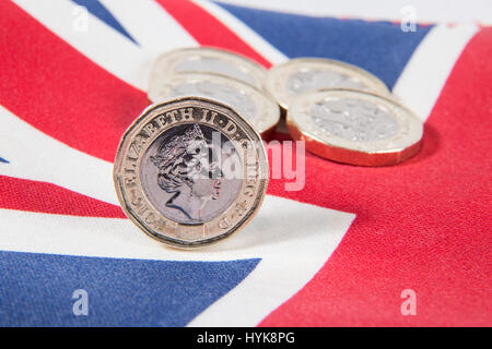 Nouveau 2016 £1 pièces livre placé sur une Union Jack flag Banque D'Images