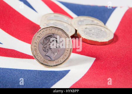 Nouveau 2016 £1 pièces livre placé sur une Union Jack flag Banque D'Images