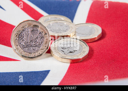 Nouveau 2016 £1 pièces livre placé sur une Union Jack flag Banque D'Images