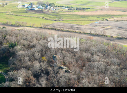 Vue aérienne de la cheminée du diable, une formation rocheuse sur les terres privées dans les régions rurales du comté de Dane, Wisconsin. Banque D'Images