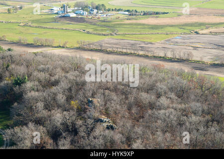 Vue aérienne de la cheminée du diable, une formation rocheuse sur les terres privées dans les régions rurales du comté de Dane, Wisconsin. Banque D'Images