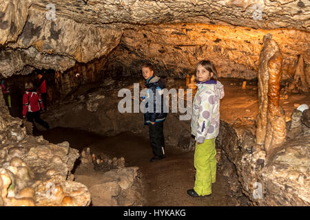 Les touristes en Demanovska Grotte de la liberté près de Bratislava, Slovaquie Banque D'Images