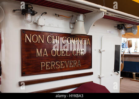 CIVITAVECCHIA, lazio, Italie - 2 avril 2017 : l'Amerigo Vespucci voilier devise, une citation célèbre écrit par Leonardo da Vinci, ce qui signifie : pas ceux qui b Banque D'Images