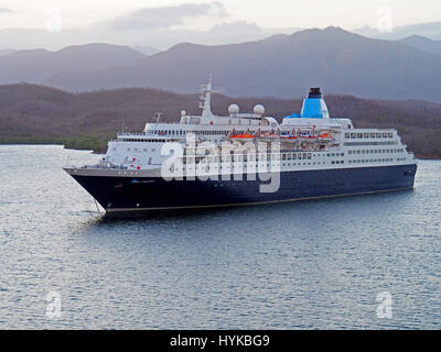 Bateau de croisière Sapphire Saga dans port de Santaigo de Cuba. Banque D'Images