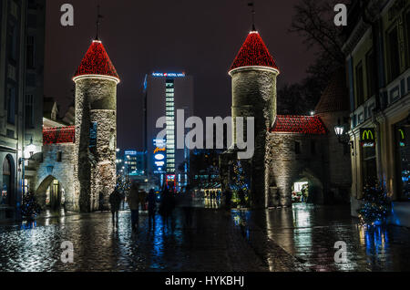 Nightt vue sur la rue, Tallinn Estonie. Banque D'Images