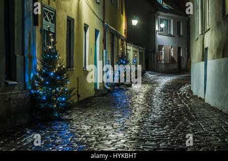 Nightt vue sur la rue, Tallinn Estonie. Banque D'Images