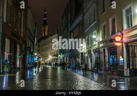 Nightt vue sur la rue, Tallinn Estonie. Banque D'Images