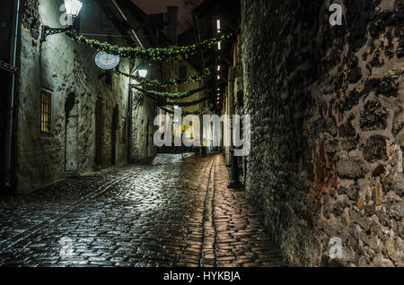 Nightt vue sur la rue, Tallinn Estonie. Banque D'Images