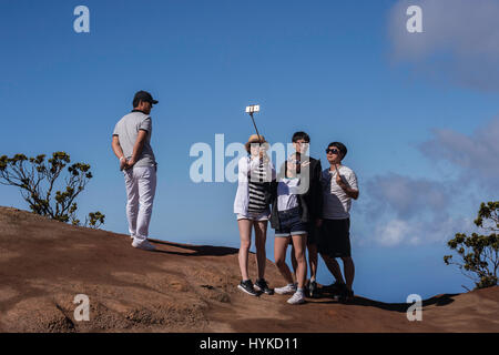 Les touristes asiatiques prendre des autoportraits avec vue panoramique, Pu'u O Kila Lookout, le Koke'e State Park, Kauai, Hawaii, USA Banque D'Images