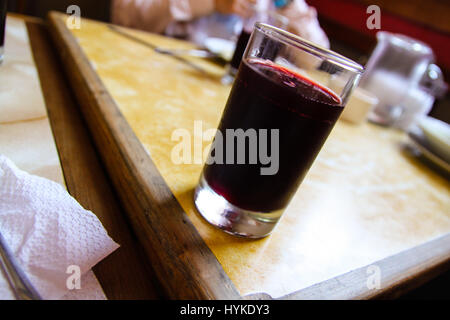 Un verre de chicha morada servi lors d'un diner à Lima, Pérou. La délicieuse boisson est faite de maïs violet, de jus de fruits sucrés avec & assaisonnées Banque D'Images