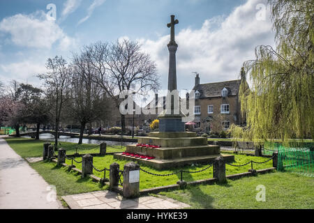 Croix du souvenir en Bourton-on-the-Water Banque D'Images