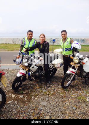 Granny moto Stephanie Jeavons essayer une moto de police avec deux policiers à Sumatra, en Indonésie. Rencontrez la femme biker qui est devenu le premier britannique à monter l'Antarctique et pourrait être le pays le plus bien-parcouru GRAND-MÈRE. Un an depuis le début de son voyage, cet intrépide dame a parcouru 30 000 km dans le cadre de sa quête pour devenir le premier britannique à voyager tous les sept continents de la planète, le tout sur un budget de seulement £ 15 par jour. Après trois grèves bravant par des icebergs, ancien propriétaire de l'école moto Stephanie Jeavons (40), de Colwyn Bay, Pays de Galles est devenu le premier britannique à jamais r Banque D'Images