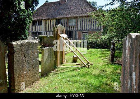 Village lâche, Maidstone, Kent, UK. Pierre tombale dangereux calé avec un support en bois dans tous les Saints churchyard Banque D'Images
