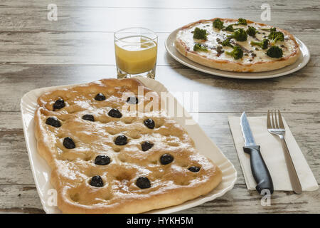 Pizza et focaccia entière Banque D'Images