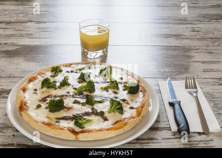 Pizza entière avec façade de verre Banque D'Images