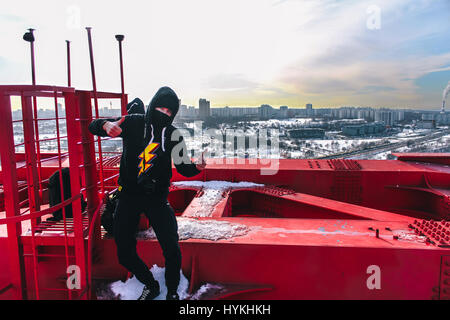 Moscou, Russie : regardez comme une excalibur monte le plus haut pont à haubans d'Europe et atteint le sommet à 344 mètres sans aucun équipement de sécurité. Les images et la vidéo montrent le grimpeur audacieux jusqu'dart les poutres en acier et les câbles avant d'atteindre un escalier ouvert et l'échelle. D'autres superbes clichés montrent l'Adrenaline Junkie triomphant posant en haut de la structure comme il est assis sur un rebord haut au-dessus de l'autoroute et des voitures qui passent au-dessous. Les images spectaculaires et des images ont été prises à Zhivopisnyy Bridge à Moscou, Russie par les photographe extrême et blogueur Alex Nomer Banque D'Images