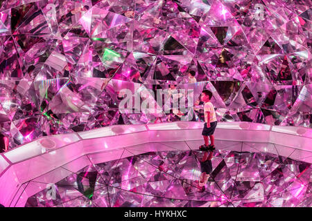 OUE BAYFRONT, Singapour : cette structure en forme de dôme de lumière nommée l'Origami est baigné de lumière et construit à l'aide de plus de 320 formes d'origami fabriqué à partir de miroirs pour montrer ce que la lumière peut ressembler une fois repliée, comme le papier. L'évolution des spectres de lumière sont projetés dans l'espace, en miroir dans les facettes de l'espace lors de la création d'un kaléidoscope de lumière envoûtante. Un KALEIDESCOPIC festival lumière a lieu l'éclairage d'un célèbre waterfront arena. L'exécution de 4 - 27 mars 2016, les images montrent les résidents locaux qui participent à cet événement annuel qui vise à sensibiliser davantage grâce à l'aide de l'environnem Banque D'Images