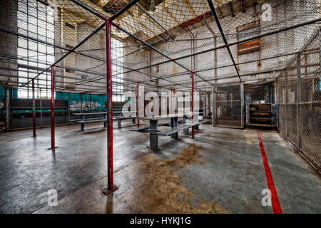 WEST VIRGINIA, USA : une photo de la salle à manger. Est-ce "Haunted" ex-prison une fois utilisé pour électrocuter à mort les prisonniers les plus troublantes attraction touristique dans le monde ? Des photos montrent le fonctionnement interne de la West Virginia State mises hors service pénitencier (HD WVSP), y compris les 'vieux', le Sparky sadiquement nommé chaise électrique construit par un prisonnier, encore utilisé pour tuer neuf détenus. Photos comprennent également la chambre d'isolement, le bloc cellulaire, la salle des repas, cellule à sécurité maximale ainsi que le bâtiment de l'administration et le centre d'accueil. Construite en 1866 cette inspiration gothique Banque D'Images