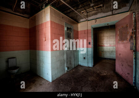 WEST VIRGINIA, USA : une photo d'une chambre d'isolement. Est-ce "Haunted" ex-prison une fois utilisé pour électrocuter à mort les prisonniers les plus troublantes attraction touristique dans le monde ? Des photos montrent le fonctionnement interne de la West Virginia State mises hors service pénitencier (HD WVSP), y compris les 'vieux', le Sparky sadiquement nommé chaise électrique construit par un prisonnier, encore utilisé pour tuer neuf détenus. Photos comprennent également la chambre d'isolement, le bloc cellulaire, la salle des repas, cellule à sécurité maximale ainsi que le bâtiment de l'administration et le centre d'accueil. Construit en 1866 ce quartier gothique inspir Banque D'Images