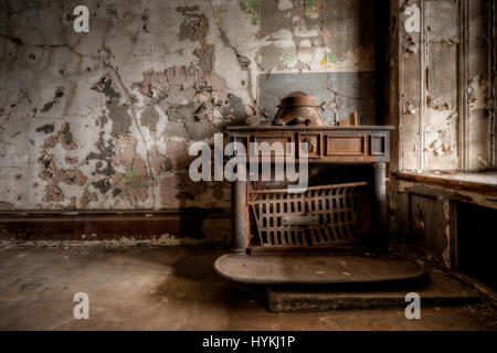 WEST VIRGINIA, USA : une photo d'une cuisinière rouillée. Est-ce "Haunted" ex-prison une fois utilisé pour électrocuter à mort les prisonniers les plus troublantes attraction touristique dans le monde ? Des photos montrent le fonctionnement interne de la West Virginia State mises hors service pénitencier (HD WVSP), y compris les 'vieux', le Sparky sadiquement nommé chaise électrique construit par un prisonnier, encore utilisé pour tuer neuf détenus. Photos comprennent également la chambre d'isolement, le bloc cellulaire, la salle des repas, cellule à sécurité maximale ainsi que le bâtiment de l'administration et le centre d'accueil. Construite en 1866 cette inspiration gothique b Banque D'Images