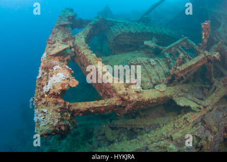 De superbes images ont révélé l'amasse de plusieurs millions de dollars de matériel militaire américain qui se trouve au fond de l'océan Pacifique. Les images, montrant les touristes à explorer les ruines, mettez en surbrillance l'étendue des déchets causés après l'US Navy déversaient leurs équipements dans l'océan après la fin de la Seconde Guerre mondiale dans un lieu qui deviennent bien connu comme "Million Dollar Point". Les Américains avaient été à l'aide d'Espiritu Santo dans l'île paradisiaque de Vanuatu comme base pour lancer leurs attaques contre les Japonais dans le Pacifique et après avoir échoué à parvenir à un accord pour la vente de l'équipement à Banque D'Images