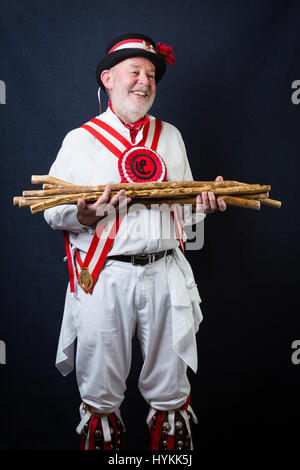 SURREY, UK : UNE Morris homme en costume traditionnel. Une célébration de la plus pure tradition de la danse Morris men a été révélé par un résident de Surrey sur la journée la plus importante de la tradition peut jour. Les images montrent les différents âges et les costumes de cette troupe de danseurs Morris dans portraits intimes. L'uniforme rouge et blanc avec des cloches et des rubans attachés ainsi que des hauts-de-forme, des bâtons, des accordéons et des violons accompagnent le groupe de danse. Filip photographe Jacek Gierlinski (39) a invité sa troupe locale de Morris men à un studio installé dans une église située sur Ewell, Surrey. Banque D'Images