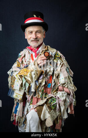 SURREY, UK : UNE Morris homme en costume traditionnel. Une célébration de la plus pure tradition de la danse Morris men a été révélé par un résident de Surrey sur la journée la plus importante de la tradition peut jour. Les images montrent les différents âges et les costumes de cette troupe de danseurs Morris dans portraits intimes. L'uniforme rouge et blanc avec des cloches et des rubans attachés ainsi que des hauts-de-forme, des bâtons, des accordéons et des violons accompagnent le groupe de danse. Filip photographe Jacek Gierlinski (39) a invité sa troupe locale de Morris men à un studio installé dans une église située sur Ewell, Surrey. Banque D'Images