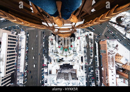 Moscou. VERTIGO induisant des images de la page d'un 155 mètres de haut crane ont été capturés par un photographe en vue de surmonter sa peur des hauteurs. L'incroyable d'images aériennes montrent le photographe et ses amis jettent de la prudence qu'ils précairement perché au-dessus des villes avec aucun équipement de sécurité. La capture d'autres coups de botte d'aventure au milieu de monte jusqu'grues et belles femmes posant sur le bord du toit. L'extrême photos ont été prises par Moscou et photographe George acrophobic Lanchevsky (24) dans les villes autour du monde, notamment Moscou, Galitch et Hong Kong. Banque D'Images