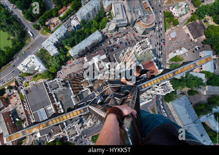 Moscou. VERTIGO induisant des images de la page d'un 155 mètres de haut crane ont été capturés par un photographe en vue de surmonter sa peur des hauteurs. L'incroyable d'images aériennes montrent le photographe et ses amis jettent de la prudence qu'ils précairement perché au-dessus des villes avec aucun équipement de sécurité. La capture d'autres coups de botte d'aventure au milieu de monte jusqu'grues et belles femmes posant sur le bord du toit. L'extrême photos ont été prises par Moscou et photographe George acrophobic Lanchevsky (24) dans les villes autour du monde, notamment Moscou, Galitch et Hong Kong. Banque D'Images