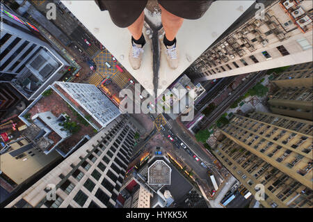 Hong Kong. VERTIGO induisant des images de la page d'un 155 mètres de haut crane ont été capturés par un photographe en vue de surmonter sa peur des hauteurs. L'incroyable d'images aériennes montrent le photographe et ses amis jettent de la prudence qu'ils précairement perché au-dessus des villes avec aucun équipement de sécurité. La capture d'autres coups de botte d'aventure au milieu de monte jusqu'grues et belles femmes posant sur le bord du toit. L'extrême photos ont été prises par Moscou et photographe George acrophobic Lanchevsky (24) dans les villes autour du monde, notamment Moscou, Galitch et Hong Ko Banque D'Images