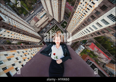 Moscou. VERTIGO induisant des images de la page d'un 155 mètres de haut crane ont été capturés par un photographe en vue de surmonter sa peur des hauteurs. L'incroyable d'images aériennes montrent le photographe et ses amis jettent de la prudence qu'ils précairement perché au-dessus des villes avec aucun équipement de sécurité. La capture d'autres coups de botte d'aventure au milieu de monte jusqu'grues et belles femmes posant sur le bord du toit. L'extrême photos ont été prises par Moscou et photographe George acrophobic Lanchevsky (24) dans les villes autour du monde, notamment Moscou, Galitch et Hong Kong. Banque D'Images