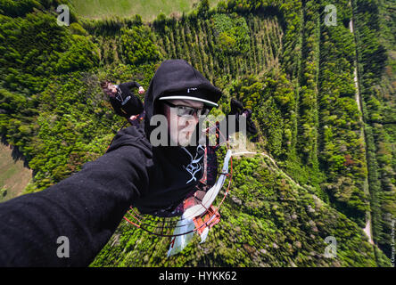 Galich. VERTIGO induisant des images de la page d'un 155 mètres de haut crane ont été capturés par un photographe en vue de surmonter sa peur des hauteurs. L'incroyable d'images aériennes montrent le photographe et ses amis jettent de la prudence qu'ils précairement perché au-dessus des villes avec aucun équipement de sécurité. La capture d'autres coups de botte d'aventure au milieu de monte jusqu'grues et belles femmes posant sur le bord du toit. L'extrême photos ont été prises par Moscou et photographe George acrophobic Lanchevsky (24) dans les villes autour du monde, notamment Moscou, Galitch et Hong Kong. Banque D'Images