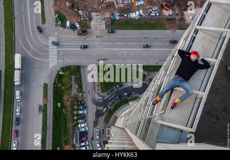 Moscou. VERTIGO induisant des images de la page d'un 155 mètres de haut crane ont été capturés par un photographe en vue de surmonter sa peur des hauteurs. L'incroyable d'images aériennes montrent le photographe et ses amis jettent de la prudence qu'ils précairement perché au-dessus des villes avec aucun équipement de sécurité. La capture d'autres coups de botte d'aventure au milieu de monte jusqu'grues et belles femmes posant sur le bord du toit. L'extrême photos ont été prises par Moscou et photographe George acrophobic Lanchevsky (24) dans les villes autour du monde, notamment Moscou, Galitch et Hong Kong. Banque D'Images