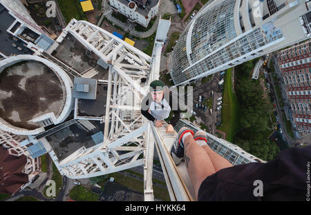 Moscou. VERTIGO induisant des images de la page d'un 155 mètres de haut crane ont été capturés par un photographe en vue de surmonter sa peur des hauteurs. L'incroyable d'images aériennes montrent le photographe et ses amis jettent de la prudence qu'ils précairement perché au-dessus des villes avec aucun équipement de sécurité. La capture d'autres coups de botte d'aventure au milieu de monte jusqu'grues et belles femmes posant sur le bord du toit. L'extrême photos ont été prises par Moscou et photographe George acrophobic Lanchevsky (24) dans les villes autour du monde, notamment Moscou, Galitch et Hong Kong. Banque D'Images